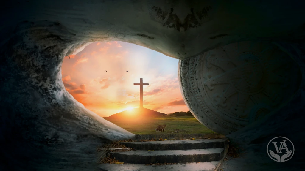 Vista de dentro de uma tumba vazia com a pedra removida, revelando ao longe a cruz de Cristo no topo de uma colina sob um pôr do sol vibrante e inspirador.