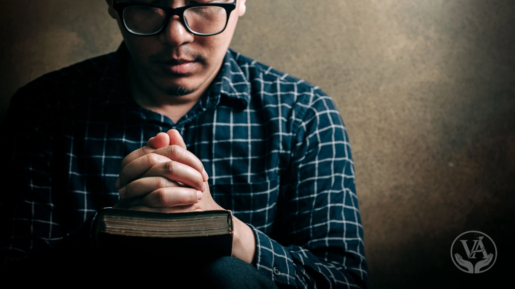 Homem em momento de reflexão ou oração com uma Bíblia, representando o perfil de um homem de Deus segundo as Escrituras. Post do blog Vida que Abençoa.