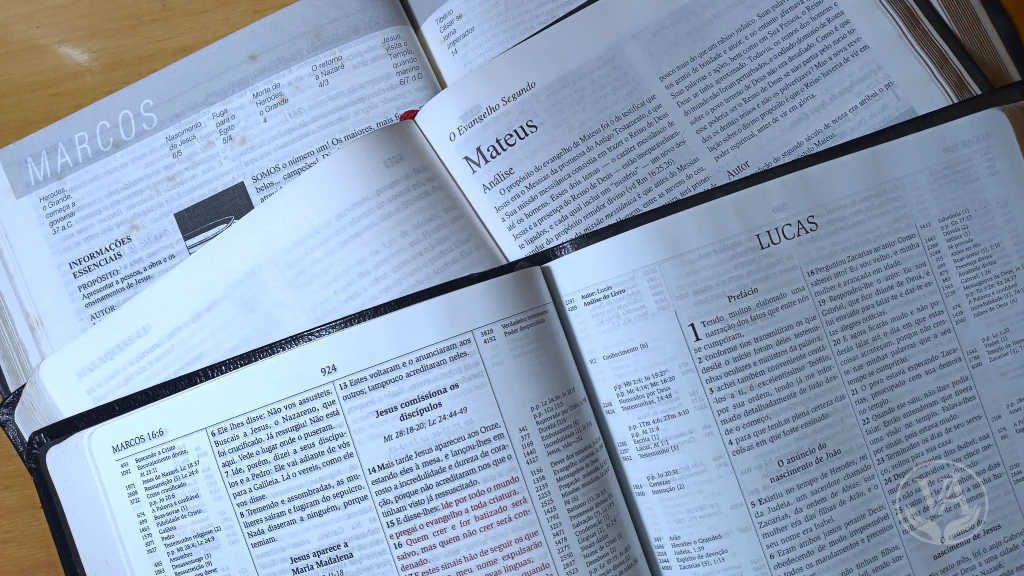 Evangelhos Sinóticos. Mas o que exatamente isso significa e por que eles são tão parecidos, mas ao mesmo tempo tão únicos?